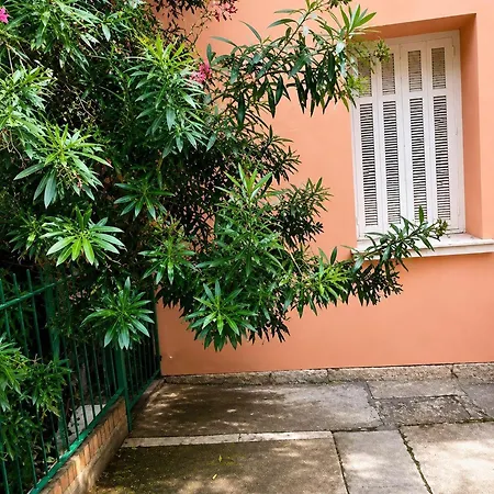 Sleeps2-studio-gardenterrace-walktomontecarlo Beausoleil